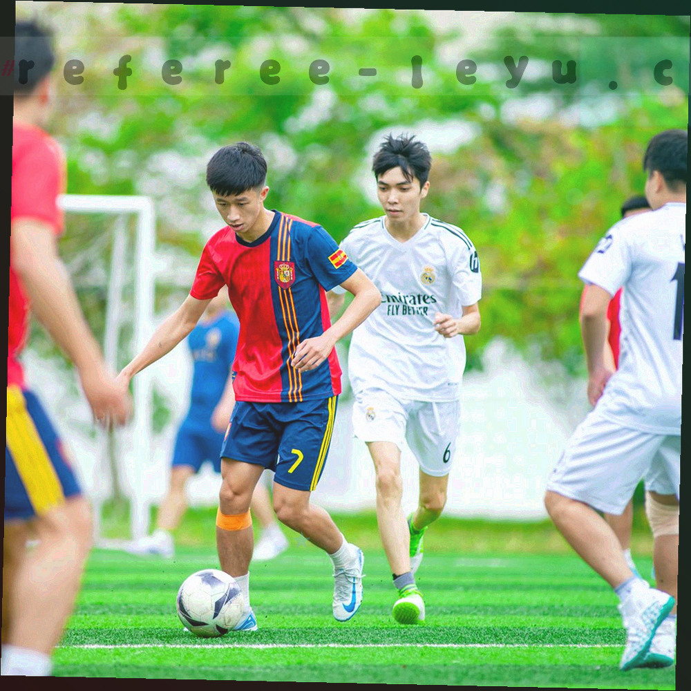 三种不同版式文档的抽象堆叠，带格式标签形状，无具体文字